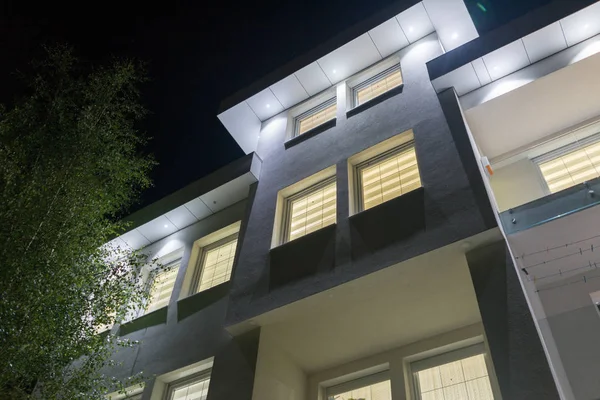 Pemandangan Malam Dari Rumah Modern Putih Yang Indah — Stok Foto