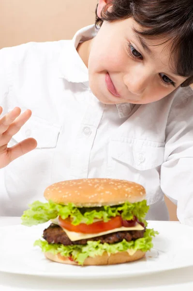 Kind Isst Burger Aus Nächster Nähe — Stockfoto
