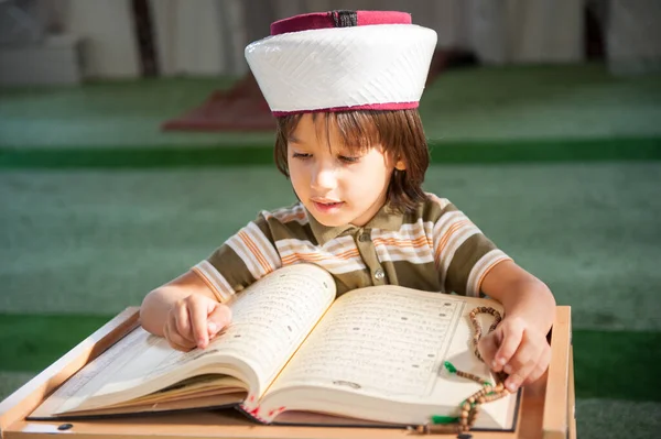 Menino Quraan Leitura Mesquita — Fotografia de Stock