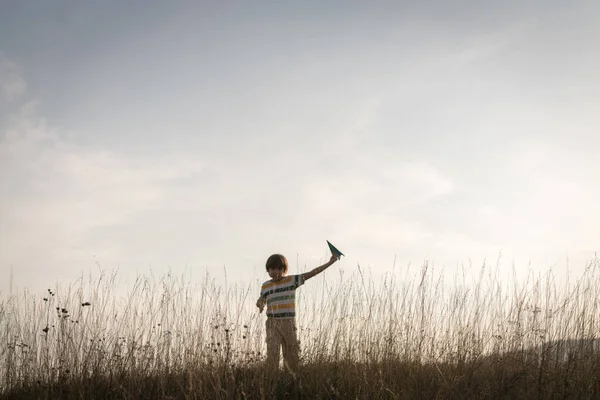 Szczęśliwy Mały Dzieciak Polu Trawy Zachód Słońca — Zdjęcie stockowe