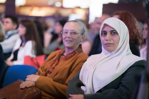 Muselman Kvinna Med Hijab Och Mor Publiken — Stockfoto