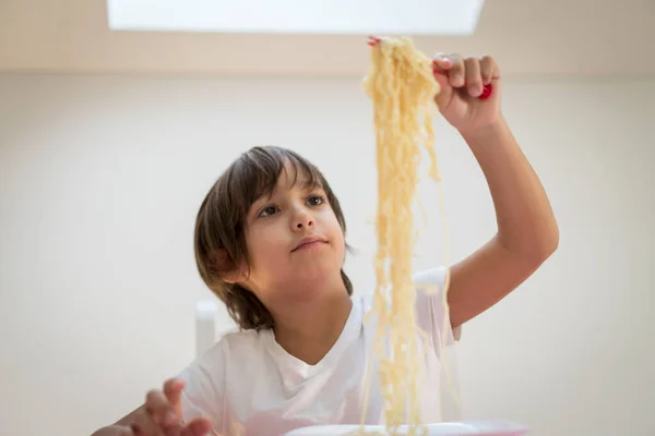 Pequeño Niño Con Pelo Largo Comiendo Espaguetis —  Fotos de Stock