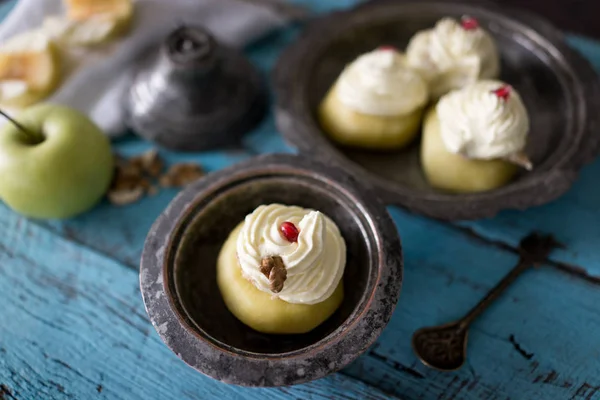 Delicioso Doce Feito Maçã Fundo Madeira — Fotografia de Stock