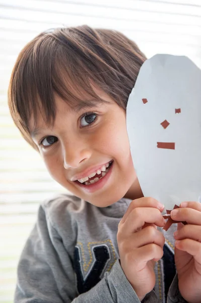 Jongen Maakte Een Papieren Masker — Stockfoto