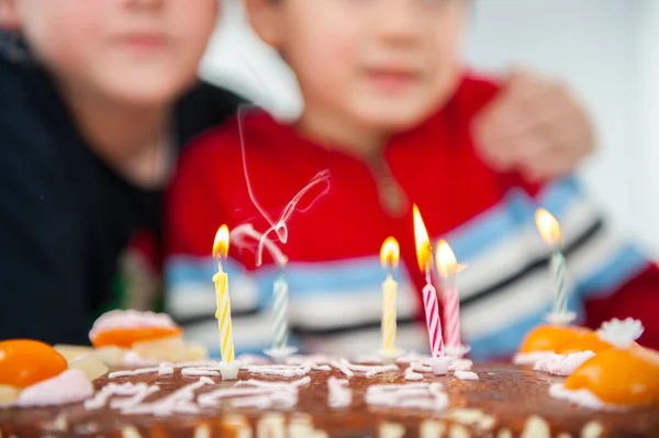 Jungen und Mädchen genießen Geburtstagsparty — Stockfoto