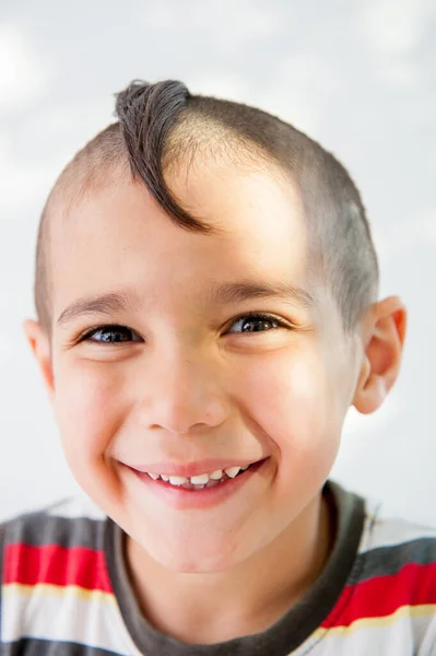 Menino Com Corte Cabelo Louco — Fotografia de Stock