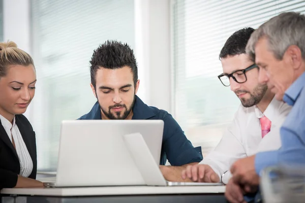 Zakenmensen Leidinggevenden Die Vergaderen Met Behulp Van Laptop — Stockfoto