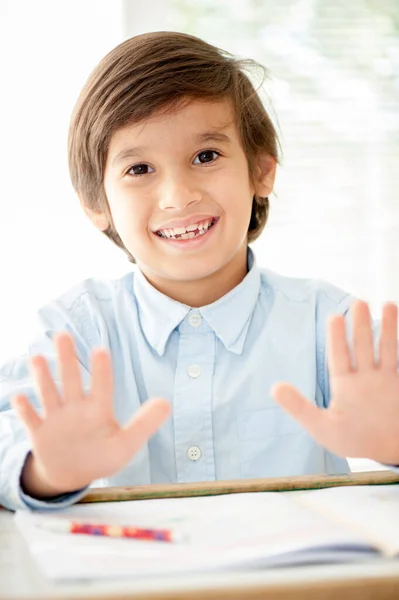 Junge Lernt Aus Nächster Nähe — Stockfoto