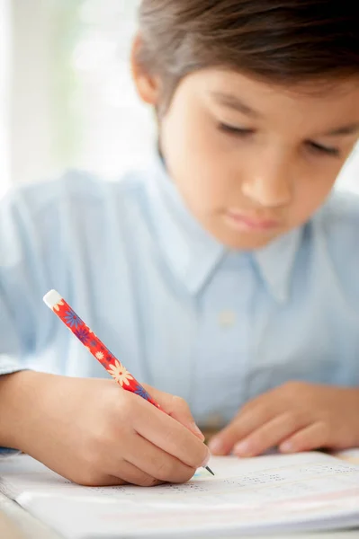 Niño Estudiando Cerca —  Fotos de Stock