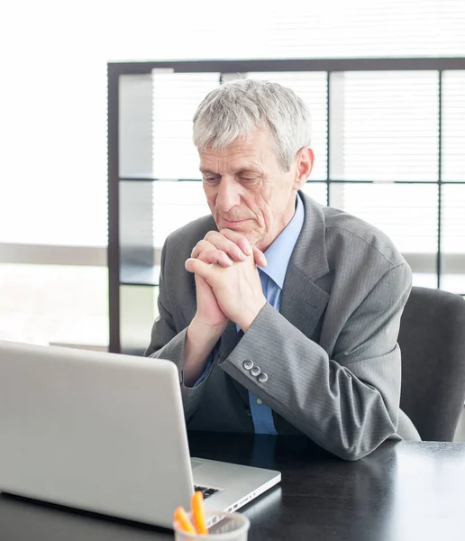 Ältere Geschäftsleute Und Junge Führungskräfte Stockbild