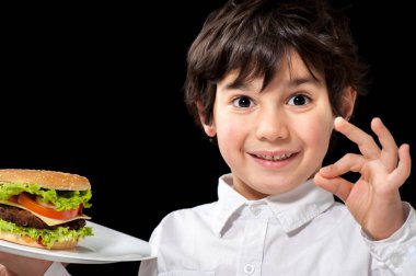 Hamburger yiyen çocuk.
