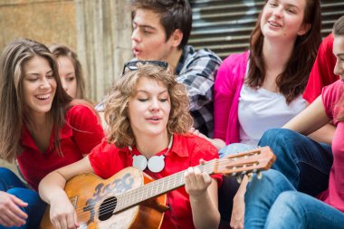 Sokakta bir grup genç arkadaş.