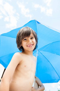 Mutlu çocuk iyi yolculuklar.