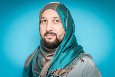 Başında fular olan yetişkin bir Müslüman.
