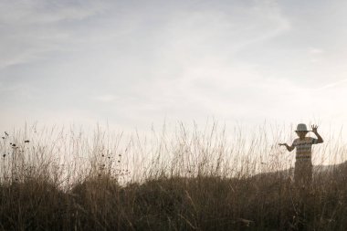 Çayırdaki küçük çocuk