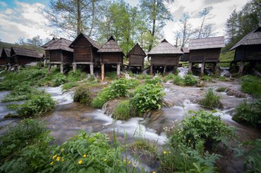Nehirdeki eski ahşap su değirmenleri