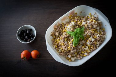 Kahvaltıda soğanlı ton balığı.