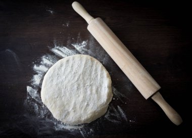 Yuvarlak broşlu ev yapımı hamur.