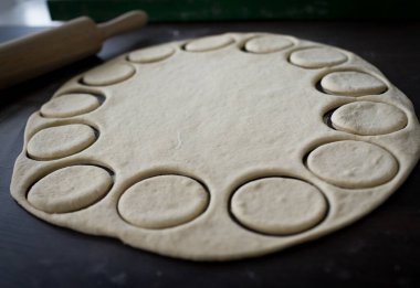 İşlem sırasında ev yapımı donutları olan masa