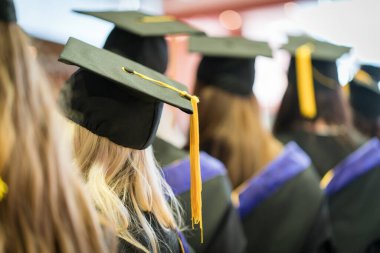 Gururlu öğrencilerle mezuniyet töreni