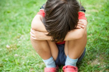 Bahçedeki çocuk oynuyor.