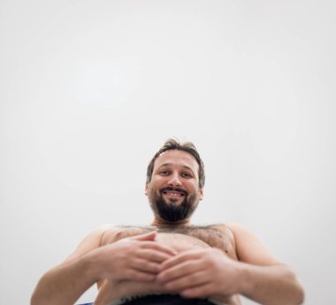 Koca göbekli şişman bir adam.