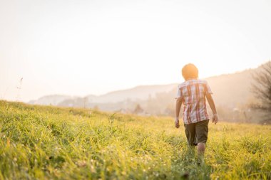 Mutlu küçük çocuk çayırda