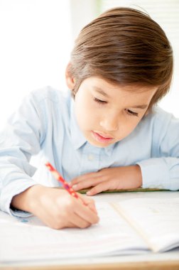 Çocuk yakından çalışıyor.