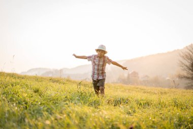 Güzel çim tarlasında çocuk