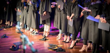 Gururlu öğrencilerle mezuniyet töreni