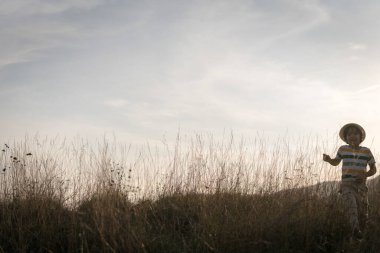 Çayırdaki küçük çocuk
