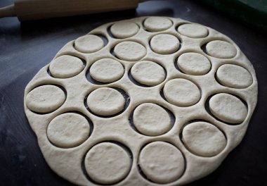 İşlem sırasında ev yapımı donutları olan masa