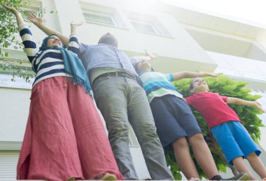 Güzel modern evin önünde Müslüman bir aile.