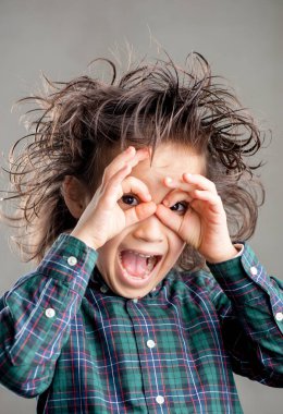 Gözlüklü genç çocuk