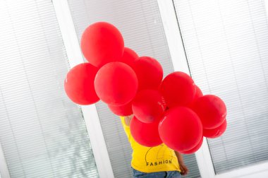 Erkekler ve kızlar doğum günü partisinin tadını çıkarıyor. 