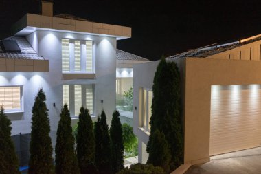 Geceleri ev ve garaj.