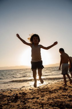 Mutlu çocuk hayattan zevk alıyor