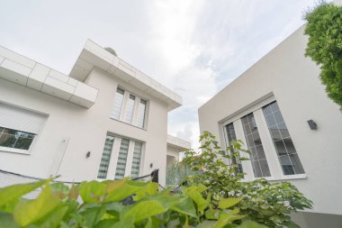 Yeni beyaz, güzel, modern ev