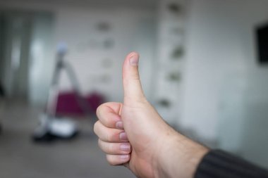 Düğmeli el pozu gibi.