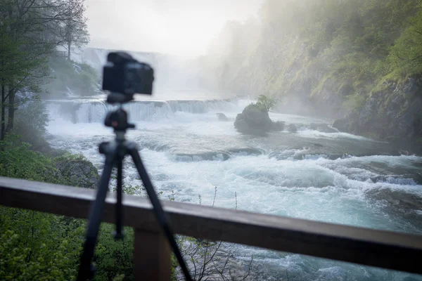 早朝に滝の写真を撮る写真家 — ストック写真