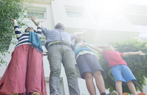 Família Muçulmana Frente Bela Casa Moderna — Fotografia de Stock