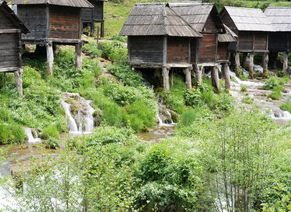 河上的旧木制水磨坊 — 图库照片
