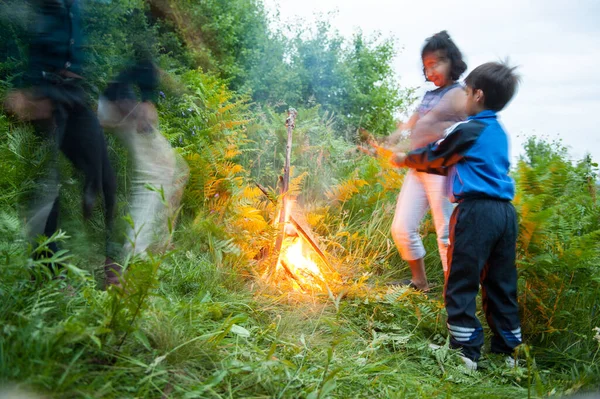 旅行を楽しむ幸せな若い子供たち — ストック写真