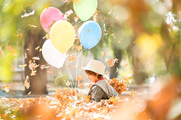 Ungen Har Kul Hösten Löv Med Ballonger — Stockfoto