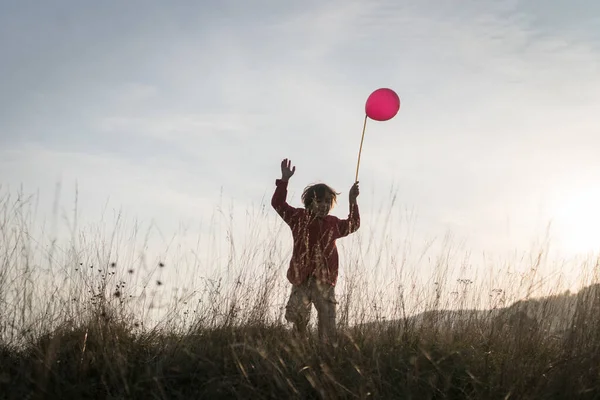Çimenlerde Balonu Olan Çocuk — Stok fotoğraf
