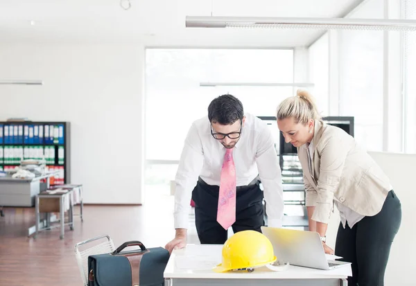 Oficina Ingeniería Con Arquitectos Trabajando Nuevo Proyecto — Foto de Stock