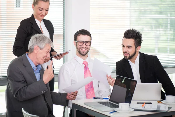 Biznesmeni Menedżerowie Mający Spotkanie Przy Użyciu Laptopa — Zdjęcie stockowe