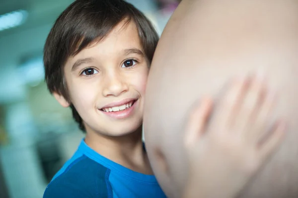 Pojken Kramar Sin Gravida Mor Mage — Stockfoto