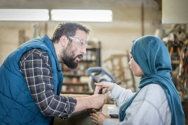 Père Fille Musulmans Travaillant Atelier Dans Une Famille — Photo