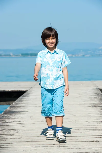 Mladý Chlapec Těší Pláži — Stock fotografie